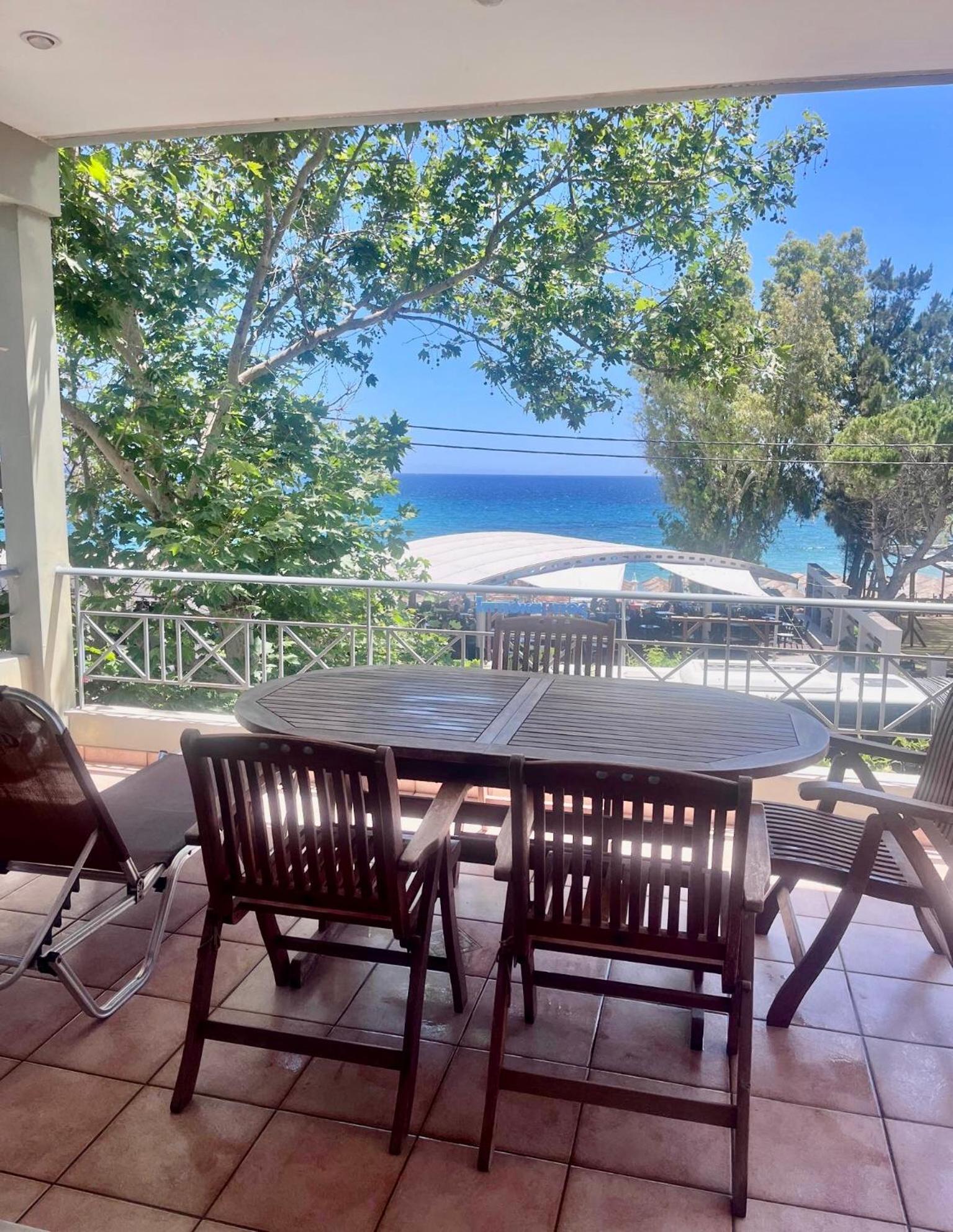 Chloe'S Sunrise Beach House Villa Атина Екстериор снимка